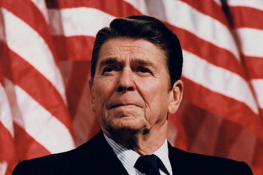 প্রায় একই সুর শোনা গিয়েছিল মার্কিন প্রেসিডেন্ট রোনাল্ড রিগনের গলাতেও। নিউ জ়িল্যান্ডের সঙ্গে যৌথ সামরিক মহড়া বা অন্য কোনও কূটনৈতিক সম্পর্ক আর বজায় রাখা সম্ভব নয় বলে মন্তব্য করেন তিনি। বিশ্লেষকদের একাংশের দাবি, কিউয়ি দেশটি সোভিয়েত রাশিয়ার সঙ্গে ঘনিষ্ঠতা বাড়াতে পারে বলেও যুক্তরাষ্ট্রের কর্তাব্যক্তিদের মনে ছিল ভয়।