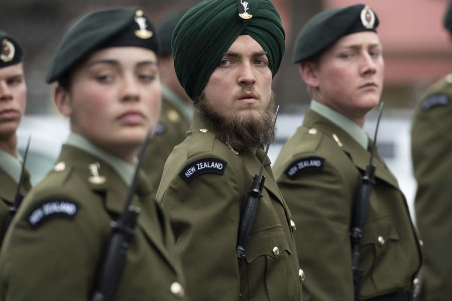 কিন্তু সবাইকে চমকে দিয়ে ১৯৮৭ সালে পরমাণুমুক্ত অঞ্চল, নিরস্ত্রীকরণ এবং অস্ত্র নিয়ন্ত্রণ আইন গ্রহণ করে নিউ জ়িল্যান্ড। ওয়েলিংটন ঘোষণা করে তারা আণবিক অস্ত্রের ঘোর বিরোধী, আমেরিকার নয়। ১৯৯১ সালে সোভিয়েত রাশিয়া ভেঙে গেলে পরিস্থিতি ধীরে ধীরে বদলাতে শুরু করে।