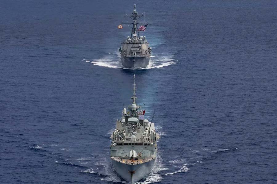 গত শতাব্দীর নব্বইয়ের দশকের গোড়ায় পরমাণু হাতিয়ার নিয়ে বড় ঘোষণা করেন মার্কিন প্রেসিডেন্ট জর্জ এইচডব্লু বুশ। টিভিতে দেওয়া ভাষণে তিনি বলেন, ‘‘যুক্তরাষ্ট্রের নৌবাহিনী একতরফা ভাবে অ-কৌশলগত আণবিক হাতিয়ারগুলিকে সরিয়ে ফেলবে। এর সিংহভাগই ফেরানো হবে দেশ এবং এর মধ্যে কিছু পরমাণু অস্ত্র নষ্ট করা হবে।’’