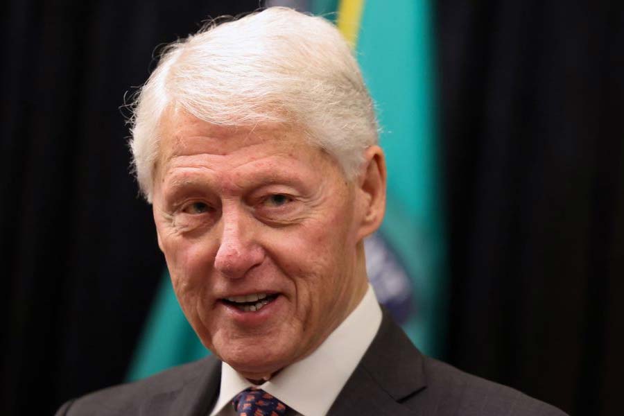 বুশ-পরবর্তী জমানায় ক্লিন্টনও এই নীতি কিছুটা মেনে চলেছিলেন। ওয়াশিংটনের ওই সিদ্ধান্তে ধীরে ধীরে নিউ জ়িল্যান্ডের মন গলতে শুরু করে। শেষে ২০০০ সালে গিয়ে ফের অনেকটা মজবুত হয় দু’দেশের কূটনৈতিক সম্পর্ক। ২০০১ সালে মার্কিন ফৌজ আফগানিস্তান দখল করলে সেখানে সেনা মোতায়েনে রাজি হয় ওয়েলিংটন।