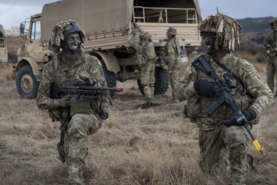 ২০০৩ সালে ইরাকে অভিযান চালায় যুক্তরাষ্ট্রের সেনা। পশ্চিম এশিয়ার ওই যুদ্ধেও নিউ জ়িল্যান্ডের কিছু ভূমিকা ছিল। ওই সময়ে ইঞ্জিনিয়ারদের একটি দল পাঠিয়ে মার্কিন বাহিনীকে সাহায্য করে কিউয়ি সরকার। তবে ওয়েলিংটনের ‘মানভঞ্জনে’ সবচেয়ে গুরুত্বপূর্ণ ভূমিকা নেন সাবেক মার্কিন প্রেসিডেন্ট বারাক হুসেন ওবামা।