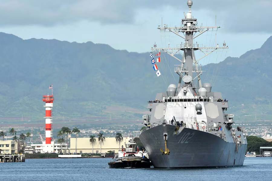 তবে ২০১৬ সালের আগে কোনও মার্কিন যুদ্ধজাহাজ নিউ জ়িল্যান্ডের জলসীমায় প্রবেশ করেনি। ওই বছরের নভেম্বর ৭৫ বছরে পা দেয় কিউয়িদের রয়্যাল নেভি। দিনটিকে স্মরণীয় করে রাখতে একটি জমকালো অনুষ্ঠানের আয়োজন করে ওয়েলিংটন। সেখানে যুক্তরাষ্ট্রকে একটি রণতরী পাঠাতে অনুরোধ জানিয়েছিল ওই দ্বীপরাষ্ট্র।