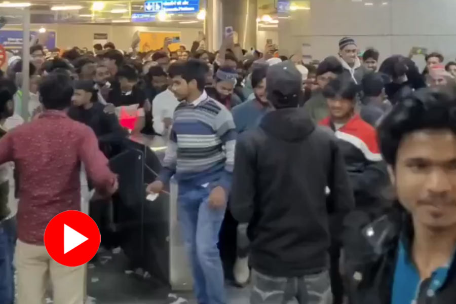 Video of Commuters Jump over AFC Gates at Delhi Metro Station goes viral