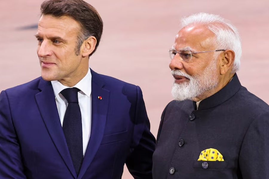 প্রসঙ্গত, আমেরিকার আগে ফ্রান্স সফরে যান প্রধানমন্ত্রী মোদী। রাজধানী প্যারিসেও আইমেক নিয়ে ‘বন্ধু’ তথা ফরাসি প্রেসিডেন্ট ইমানুয়েল মাকরেঁর সঙ্গে দ্বিপাক্ষিক বৈঠক করেন তিনি। পরে এ প্রসঙ্গে মোদী বলেন, ‘‘ভারত, পশ্চিম এশিয়া এবং ইউরোপের মধ্যে কৌশলগত পণ্য বিশেষত জ্বালানি ও স্বাস্থ্য সংক্রান্ত মালপত্রের দেওয়া-নেওয়ার ক্ষেত্রে অত্যন্ত কার্যকর ভূমিকা নেবে এই আর্থিক বারান্দা।’’