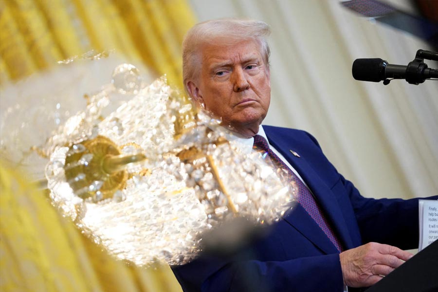 বিশেষজ্ঞদের দাবি, এই আইমেক গড়ে তোলার নেপথ্যে ওয়াশিংটনের রয়েছে অন্য অঙ্ক। এশিয়া, আফ্রিকা এবং ইউরোপকে এক সুতোয় বাঁধতে ‘বেল্ট অ্যান্ড রোড ইনিশিয়েটিভ’ বা বিআরআই নামের একটি প্রকল্প শুরু করেছে চিন। আর এর মাধ্যমে একের পর এক দেশে প্রভাব বিস্তার করে চলেছে বেজিং। আর তাই পাল্টা চালে ড্রাগনভূমিকে বেকায়দায় ফেলত আইমেককে সামনে এনেছে মার্কিন যুক্তরাষ্ট্র।