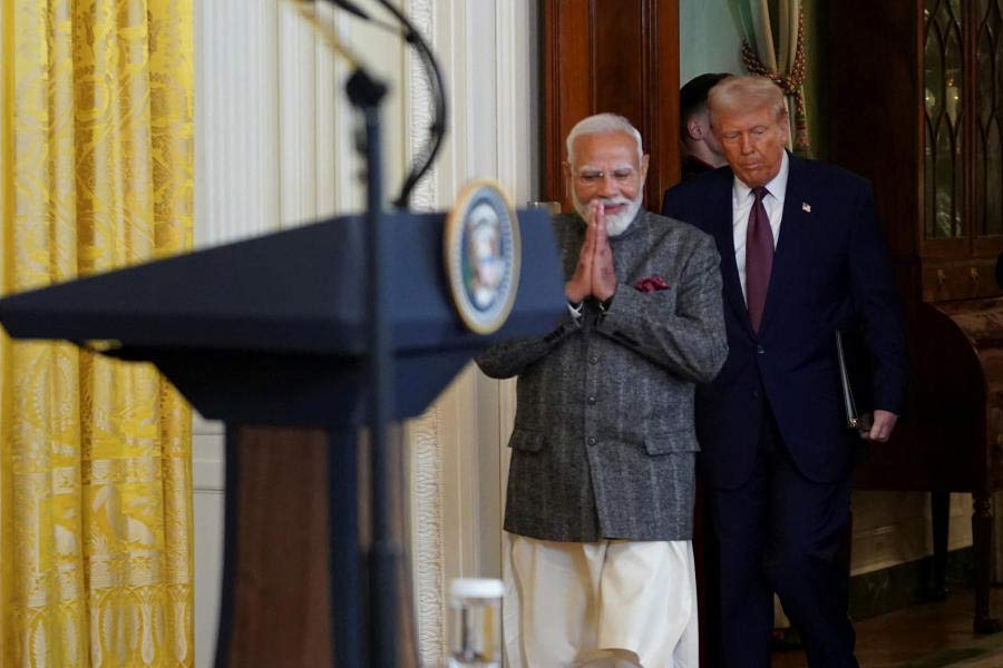 এ ছাড়া আইমেক করিডোরে পণ্য চলাচলের জন্য উন্নত করতে হবে ডিজিটাল যোগাযোগ। হাইড্রোজ়েন রফতানির জন্য এই আর্থিক বারান্দায় পাইপলাইন তৈরির পরিকল্পনাও রয়েছে। মউ অনুযায়ী, করিডোরটির মূল লক্ষ্যই হল সংযোগ বৃদ্ধি এবং পণ্য পরিবহণের খরচ হ্রাস। পাশাপাশি, কর্মসংস্থান তৈরি করা, গ্রিন হাউস গ্যাসের নির্গমন কমানো এবং এশিয়া ও ইউরোপের মধ্যে রূপান্তরমূলক একীকরণ ঘটানোর উদ্দেশ্যও রয়েছে এই আর্থিক বারান্দার।