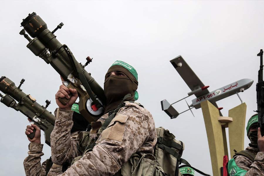 গত বছরের ফেব্রুয়ারি মাসে এই আর্থিক করিডোর তৈরির জন্য সংযুক্ত আরব আমিরশাহির সঙ্গে চুক্তি করে ভারত। কিন্তু, তার পরও এর কাজ যে খুব একটা এগিয়েছে, তেমনটা নয়। প্রকল্পটি থমকে থাকার জন্য পশ্চিম এশিয়ায় গত দেড় বছর ধরে চলা ইজ়রায়েল এবং হামাসের মধ্যে যুদ্ধকেই দায়ী করেছেন বিশ্লেষকেরা।