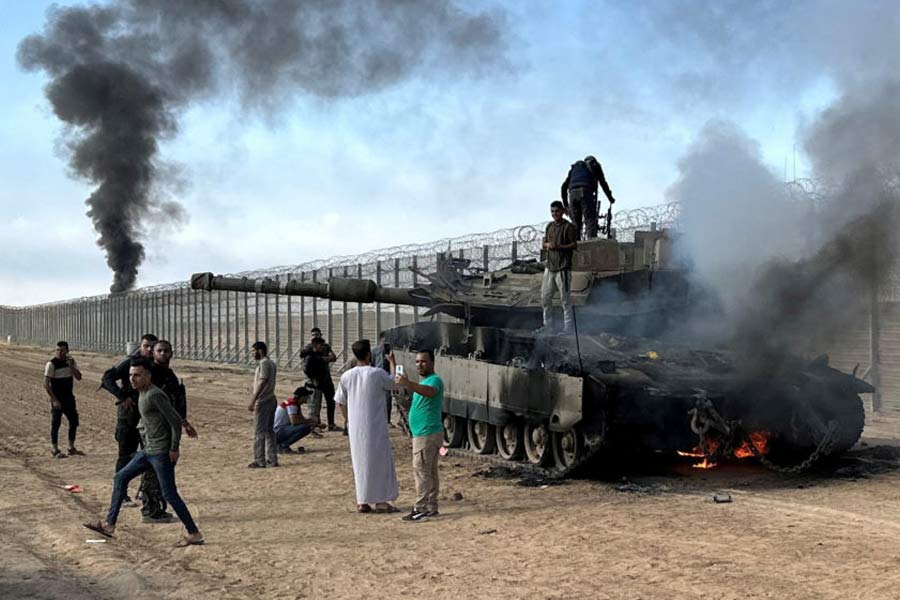 ২০২৩ সালের ৭ অক্টোবর ইহুদিভূমিতে ঢুকে বড় আকারের হামলা চালায় ইরান মদতপুষ্ট প্যালেস্তাইনের গাজ়া এলাকার সশস্ত্র গোষ্ঠী হামাস। বেশ কয়েক জন ইজ়রায়েলি সৈনিক ও নিরীহ নাগরিককে পণবন্দি করে তারা। সঙ্গে সঙ্গে হামাসের বিরুদ্ধে যুদ্ধ ঘোষণা করেন ইজ়রায়েলি প্রধানমন্ত্রী বেঞ্জামিন নেতানিয়াহু।