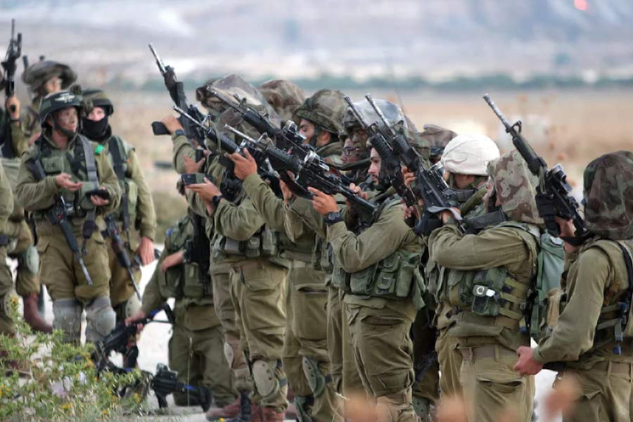 এই যুদ্ধে ভূমধ্যসাগরের কোলের গাজ়া ভূখণ্ডে মারাত্মক বিমান হামলা চালায় ইজ়রায়েলি ডিফেন্স ফোর্স। ফলে একরকম ধ্বংসস্তূপে পরিণত হয়েছে ওই এলাকা। চলতি বছরের জানুয়ারিতে প্রেসিডেন্ট হিসাবে শপথ নিয়ে ট্রাম্প ঘোষণা করেন, গাজ়া পুনর্গঠনের কাজ করবে আমেরিকা। এর জন্য সেখানকার প্যালেস্তিনীয় নাগরিকদের অন্যত্র চলে যেতে বলেছেন তিনি। গাজ়ার শরণার্থীদের জায়গা দিতে জর্ডন এবং মিশরের এগিয়ে আসা উচিত বলেও মন্তব্য করতে শোনা গিয়েছে তাঁকে।