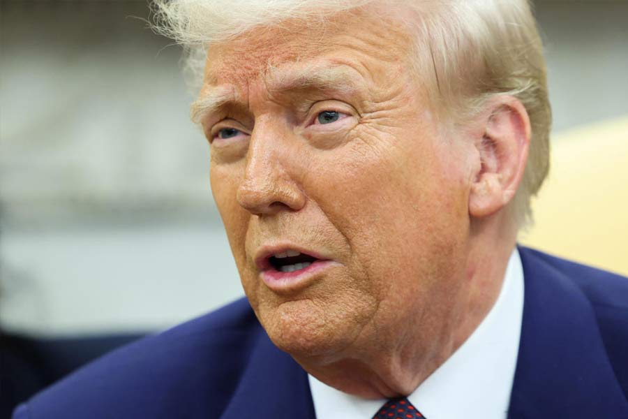 এ বছরের জানুয়ারিতে হামাসের সঙ্গে যুদ্ধবিরতিতে সম্মত হয়েছে ইজ়রায়েল। দু’পক্ষের মধ্যে চলছে বন্দি প্রত্যর্পণ। কিন্তু ট্রাম্পের ওই মন্তব্যের পর ফের জটিল হয়েছে পশ্চিম এশিয়ার পরিস্থিতি। মার্কিন প্রেসিডেন্টের দাবি, হেলায় উড়িয়ে দিয়েছে হামাস। অন্য দিকে প্যালেস্তিনীয় শরণার্থীদের নিজের দেশে নিতে নারাজ জর্ডন ও মিশর।