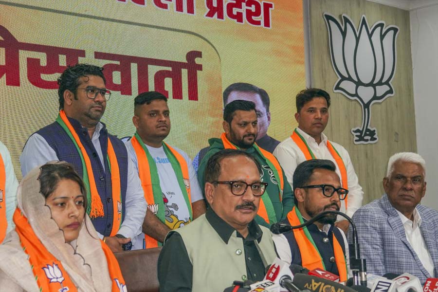 Three AAP councillors join BJP ahead of MCD mayoral poll dgtl