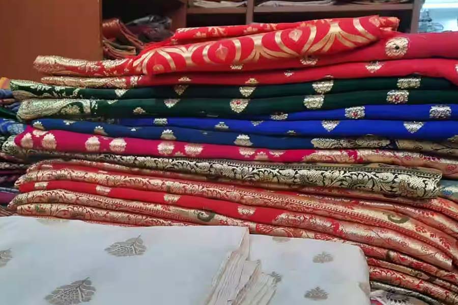 এখন প্রশ্ন হল, কী এই ‘পারস্পরিক শুল্ক’ নীতি? কোনও দেশ পণ্য আমদানির সময়ে যে কর নিয়ে থাকে আর্থিক পরিভাষায় তাকেই বলে শুল্ক। উদাহরণ হিসাবে বেনারসি শাড়ির কথা বলা যেতে পারে। আমেরিকা এটি ভারত থেকে আমদানি করে থাকে। কিন্তু, মার্কিন বাজারে প্রবেশের সময়ে এ দেশের বেনারসি শাড়ি প্রস্তুতকারী সংস্থাগুলিকে যুক্তরাষ্ট্রের সরকারকে কর বা শুল্ক দিতে হয়। আর সেই কারণে শুল্ক বাড়লে চড়তে থাকে আমদানি করা পণ্যের দাম।