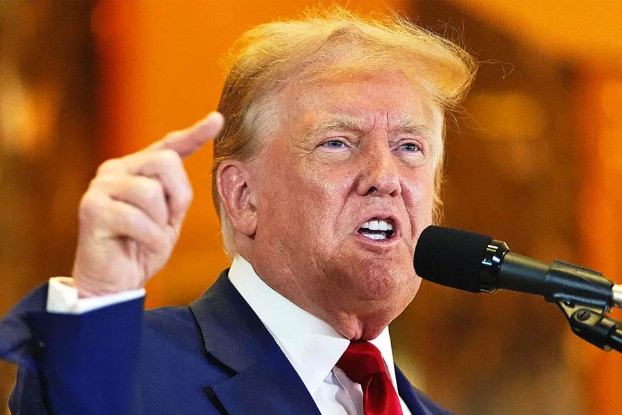 আন্তর্জাতিক বাণিজ্যের ক্ষেত্রে সবচেয়ে বড় কাঁটা হল এই শুল্ক। এর জন্যই ব্যয়বহুল হয় পণ্য। শুধু তা-ই নয়, শুল্কের জন্য শ্লথ হতে পারে ব্যবসার গতি। ১৯৪৫ সালে দ্বিতীয় বিশ্বযুদ্ধ শেষ হওয়ার পর থেকে ধীরে ধীরে মুক্ত বাণিজ্যের দিকে এগিয়ে চলেছে বিশ্ব। কারণ শুল্কবিহীন অবাধ বাণিজ্যকে পারস্পরিক ভাবে লাভজনক বলে মনে করে বিশ্বের সমস্ত শিল্পোন্নত দেশ।