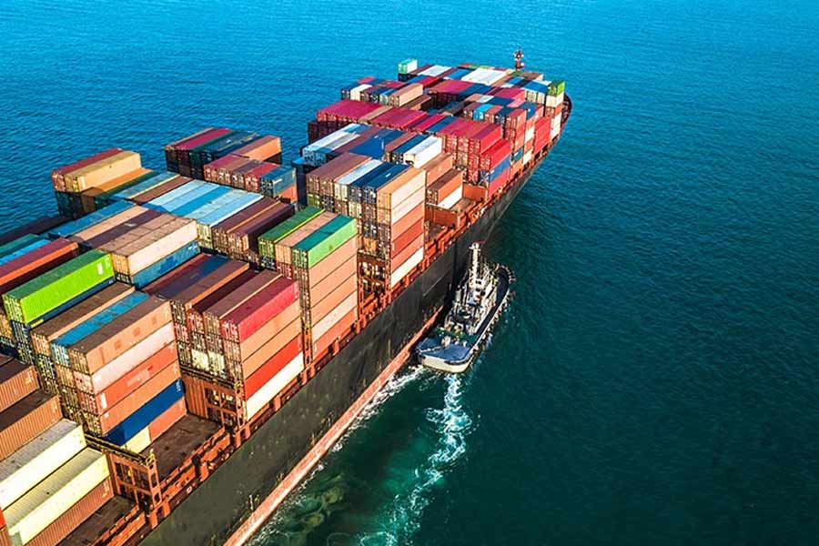 এত দিন পর্যন্ত এটিকে ধ্রুব সত্য ধরে নিয়ে চলছিল আন্তর্জাতিক বাণিজ্য। এই নিয়মে আমেরিকা ও ইউরোপ থেকে আমদানিকৃত পণ্যের উপর চড়া শুল্ক চাপিয়ে থাকে নয়াদিল্লি। ফলে ভারতের ঘরোয়া বাজারে বিদেশি পণ্য সব সময়েই বিক্রি হয় চড়া দামে। অন্য দিকে সস্তা দরে পাওয়া যায় ঘরোয়া সামগ্রী। আর এ ভাবেই দেশীয় শিল্প এবং কৃষিপণ্যকে মুক্ত বাণিজ্যের কবলে পড়ে পুরোপুরি ধ্বংস হয়ে যাওয়ার থেকে রক্ষা করে আসছে নয়াদিল্লি।