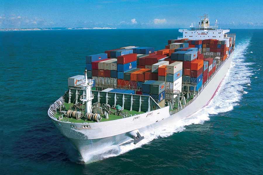 কিন্তু এই নিয়মের বদল করতে চাইছেন ট্রাম্প। তাঁর বলা ‘পারস্পরিক শুল্ক’ নীতি চালু হলে, যে দেশ মার্কিন পণ্যের উপর যতটা কর নেবে, সংশ্লিষ্ট রাষ্ট্র থেকে সম পরিমাণ আমদানি শুল্ক আদায় করবে যুক্তরাষ্ট্রের সরকারও। অর্থাৎ, মার্কিন পণ্য আমদানির ক্ষেত্রে ভারত ন’শতাংশ শুল্ক নিলে আমেরিকাও এ দেশের পণ্যের উপর সমপরিমাণ, অর্থাৎ ন’শতাংশ শুল্ক আরোপ করবে। বর্তমানে এর পরিমাণ মাত্র তিন শতাংশ।  