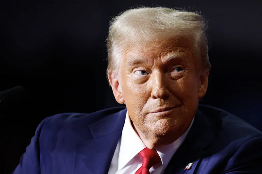 ট্রাম্পের এই ধরনের পদক্ষেপের নেপথ্যে রয়েছে একাধিক কারণ। নির্বাচনী প্রচারে আমেরিকাকে ফের ‘মহান’ দেশে পরিণত করার প্রতিশ্রুতি দিয়েছেন তিনি। কুর্সিতে বসেই যুক্তরাষ্ট্রের বাণিজ্যিক ঘাটতি কমিয়ে আনার চেষ্টা করছেন তিনি। আর তাই একের পর এক দেশের বিরুদ্ধে শুল্ক-যুদ্ধে কোমর বেঁধে নেমে পড়েছেন বর্ষীয়ান রিপাবলিকান নেতা।