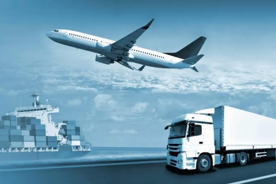 মার্কিন প্রেসিডেন্ট ইতিমধ্যেই কানাডা, মেক্সিকো এবং চিন থেকে আমদানি করা পণ্যের উপর চাপিয়েছেন বিপুল অঙ্কের শুল্ক। পাল্টা বেজিংও আমেরিকার সামগ্রীর উপর শুল্ক বৃদ্ধি করেছে। এ ব্যাপারে ভারতকে নিয়েও বিবৃতি দিয়েছেন ট্রাম্প। অত্যধিক শুল্ক নেওয়ার তালিকায় নয়াদিল্লির নাম রয়েছে বলেও মন্তব্য করেছেন তিনি।