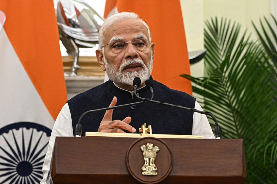 আমেরিকার সঙ্গে ভারতের নেই কোনও বাণিজ্যিক ঘাটতি। উল্টে মার্কিন মুলুক থেকে আমদানি কম করে নয়াদিল্লি। এই অবস্থায় যুক্তরাষ্ট্র ‘পারস্পরিক শুল্ক’ নীতি চালু করলে সেখান থেকে আমদানির পরিমাণ বাড়াতে পারে নরেন্দ্র মোদী সরকার। এর মধ্যে অবশ্যই থাকবে প্রতিরক্ষা সরঞ্জাম, তেল এবং গ্যাস।