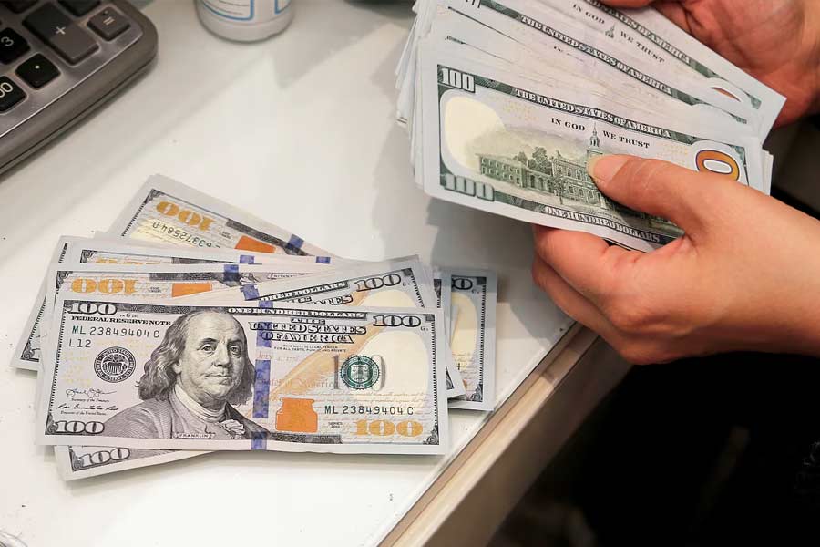 বিশ্লেষকদের দাবি, ট্রাম্পের ‘পারস্পরিক শুল্ক’ নীতিতে সবচেয়ে বেশি ধাক্কা খাবে দেশীয় শিল্পোৎপাদন বৃদ্ধির জন্য প্রধানমন্ত্রী নরেন্দ্র মোদীর ‘আত্মনির্ভর ভারত’-এর স্বপ্ন। তবে এর জন্য ক্ষতিগ্রস্ত হতে পারে আমেরিকার অর্থনীতিও। কারণ, মার্কিন প্রেসিডেন্টের এই নীতির জন্য ইউরোপ-সহ বিশ্বের অন্যান্য দেশ ধীরে ধীরে ওয়াশিংটনের দিক থেকে ফেরাতে পারে মুখ।