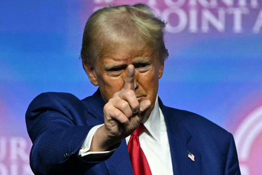 বর্তমানে কম শুল্কের জন্য সাধারণ আমেরিকাবাসী সস্তা দরে বিদেশি পণ্য কিনতে পারে। ‘পারস্পরিক শুল্ক’ নীতিতে দ্রব্যমূল্য বৃদ্ধি পেলে লাফিয়ে লাফিয়ে বাড়বে যুক্তরাষ্ট্রের মুদ্রাস্ফীতির হার। ট্রাম্প অবশ্য বিদেশি শিল্পপতিদের যুক্তরাষ্ট্রে পণ্য উৎপাদনের জন্য আহ্বান জানিয়েছেন। তবে তাঁর ডাকে সাড়া দিয়ে ক’জন এ ব্যাপারে আগ্রহী হবেন, তা নিয়ে যথেষ্ট সন্দেহ রয়েছে।