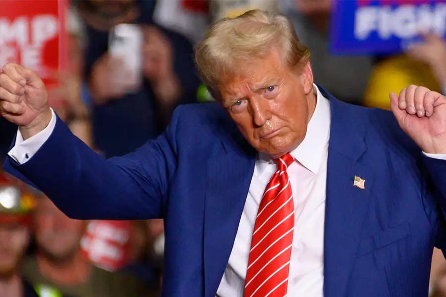 আন্তর্জাতিক সম্পর্ক বিশেষজ্ঞেরা অবশ্য মনে করেন, এ ভাবে বিশ্ব বাণিজ্যের বুনিয়াদ ভেঙে ফেলতে পারবেন না ট্রাম্প। আলাদা আলাদা করে বিভিন্ন দেশের সঙ্গে চুক্তি সারবেন তিনি। সেখানেই শুল্কের ক্ষেত্রে থাকবে একাধিক ছাড়ের সুযোগ। সে ক্ষেত্রে ভারত কতটা ক্ষতিগ্রস্ত বা লাভবান হয়, সেটাই এখন দেখার।