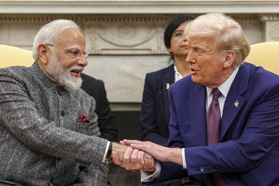 চলতি বছরের ১৩ থেকে ১৪ ফেব্রুয়ারি আমেরিকা সফর করেন প্রধানমন্ত্রী মোদী। প্রেসিডেন্ট ট্রাম্পের সঙ্গে দ্বিপাক্ষিক বৈঠকও সেরেছেন তিনি। সেখানে দু’টি দেশই তাদের বাণিজ্য দ্বিগুণ করার প্রতিশ্রুতি দিয়েছে। এই অবস্থায় ওয়াশিংটনের পক্ষে নয়াদিল্লির পণ্যের উপর মোটা অঙ্কের শুল্ক চাপানো কঠিন বলেই মনে করছেন আর্থিক বিশ্লেষকেরা।