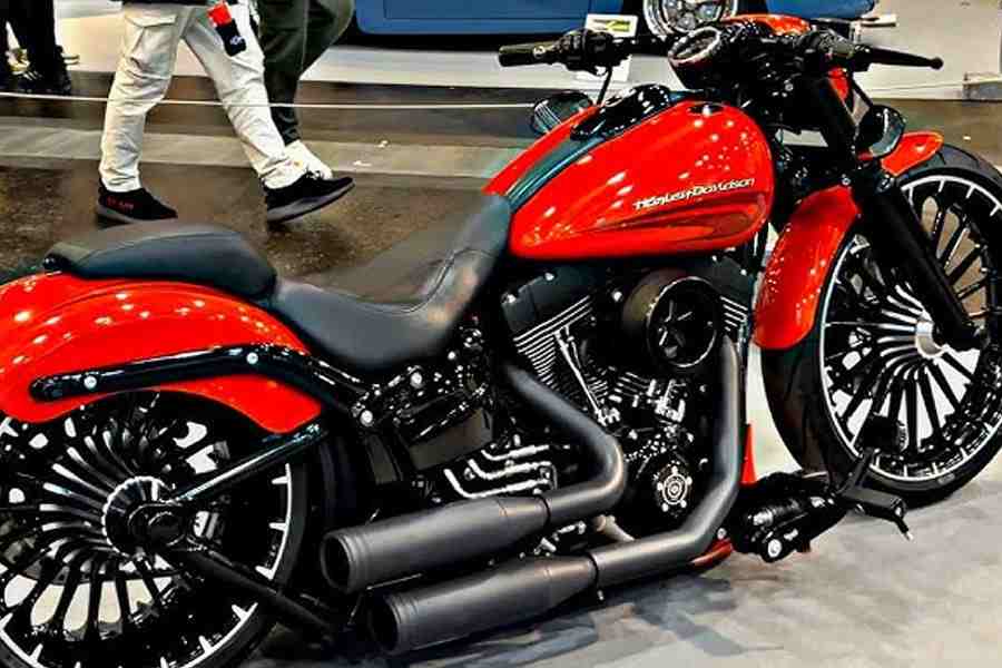 এ ব্যাপারে মোটরবাইক নির্মাণকারী মার্কিন কোম্পানি হার্লে ডেভিডসনের উদাহরণ দিয়েছেন যুক্তরাষ্ট্রের প্রেসিডেন্ট। তিনি জানিয়েছেন, ‘‘বেশি শুল্কের কারণেই ভারতের বাজারে চড়া দাম ছিল হার্লের বাইকের। ফলে সেগুলি কেউ কিনতেন না। এর জেরে একটা সময়ে ভারত ছাড়তে হয় ওই মার্কিন কোম্পানিকে।’’