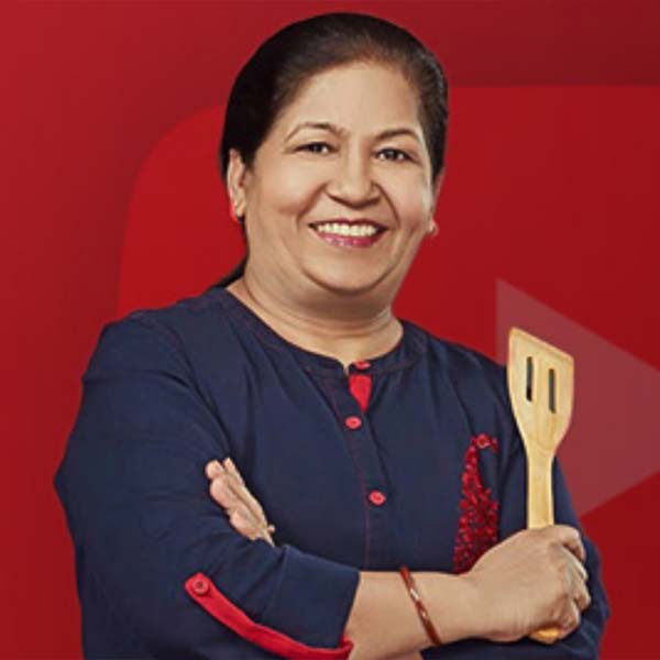 নিশা মধুলিকা। এই নামটি এখন প্রচুর মানুষের কাছে পরিচিত। ভারতের সবচেয়ে জনপ্রিয় রান্নার ইউটিউবারদের অন্যতম তিনি। উত্তরপ্রদেশের এক সাধারণ গৃহবধূ শুধু রান্নার ভিডিয়ো করে কয়েক কোটি টাকা রোজগার করে ফেলেছেন। বয়স শুধুমাত্র একটি সংখ্যা তা প্রমাণ করে দিয়েছেন নিশা। স্বপ্নের কাছে বয়স কোনও বাধা দাঁড়াতে পারে না, তার উদাহরণ হলেন নিশা।