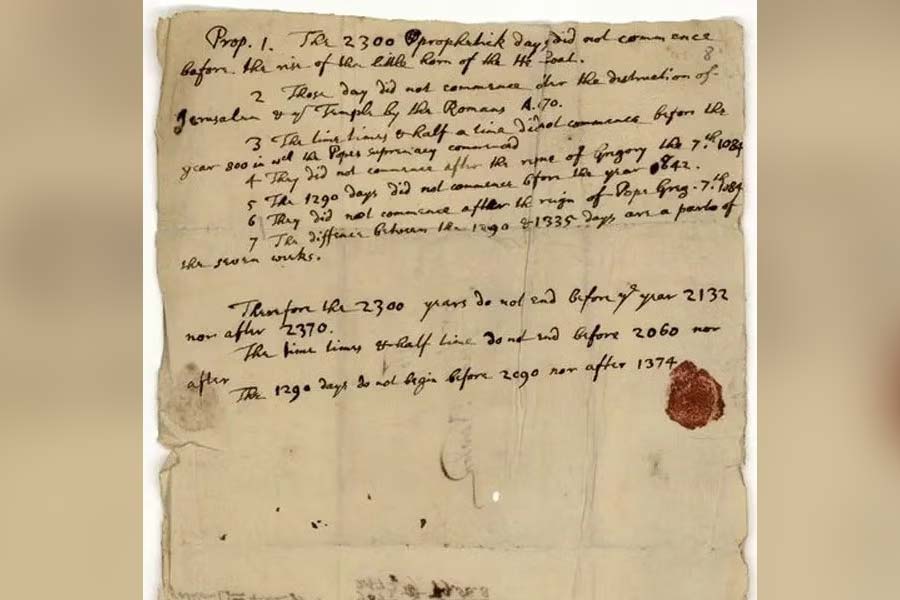 স্থানীয় সংবাদমাধ্যম সূত্রে খবর, মাধ্যাকর্ষণের আবিষ্কর্তা আইজ্যাক নিউটন তাঁর লেখা চিঠিতে জানিয়ে গিয়েছিলেন পৃথিবীর আয়ু কবে ফুরিয়ে যেতে পারে।