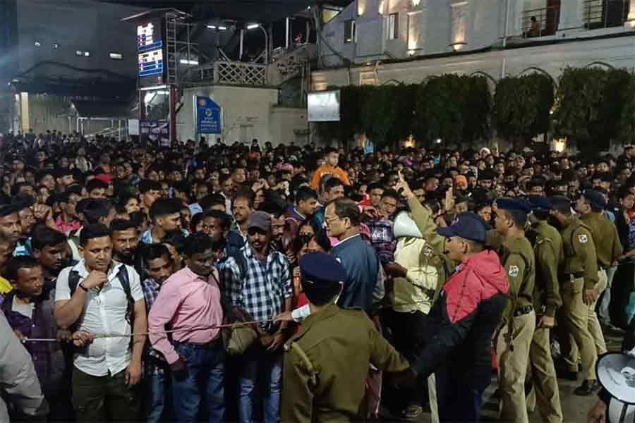 Despite several measures chaos at Asansol Station could not be stopped