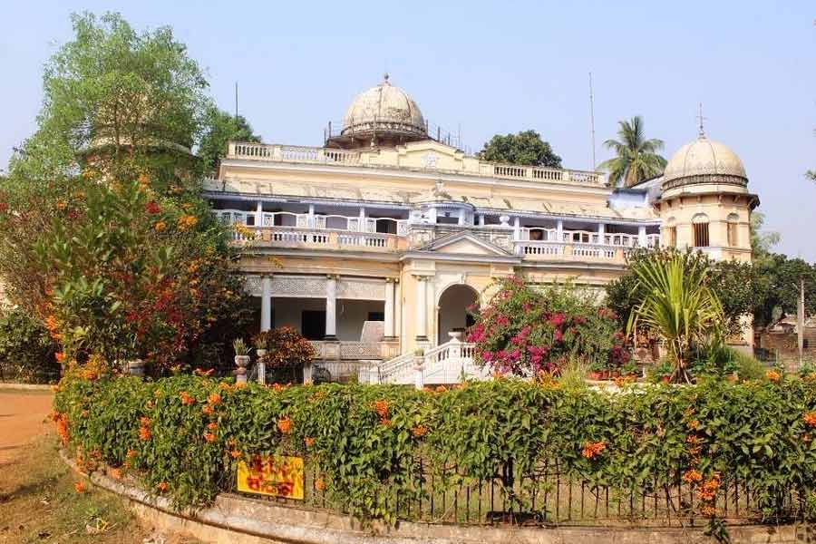 রাজা নরসিংহ মল্লদেব ১৯৩১ সালে পুরানো রাজবাড়িকে ঘিরে এই নতুন রাজবাড়ি বানান।