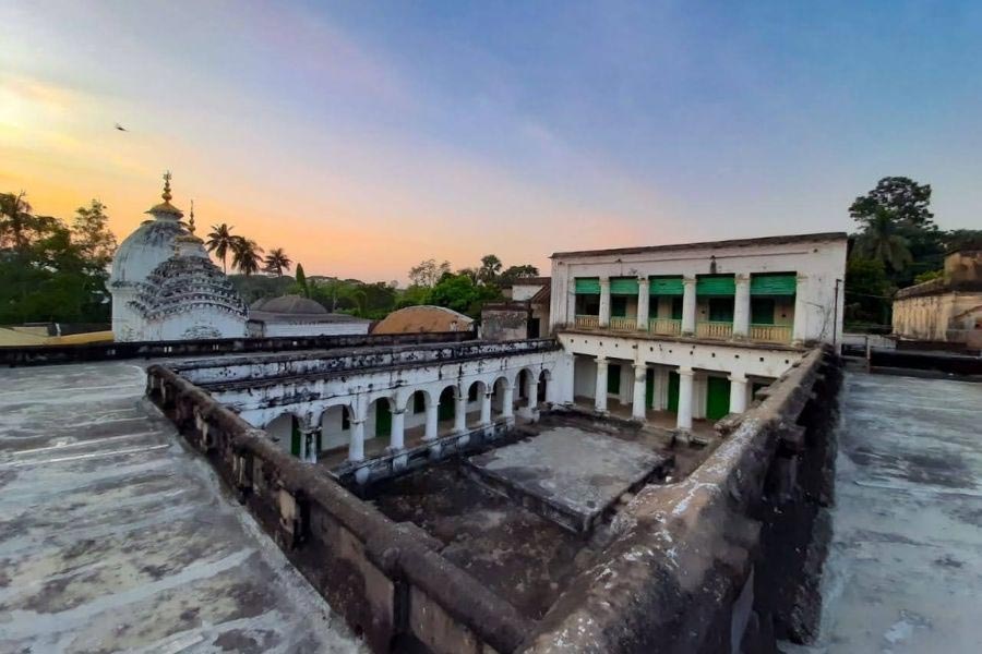 ছাদ থেকে এমনই দেখায় পঁচেটগড় রাজবাড়ি।