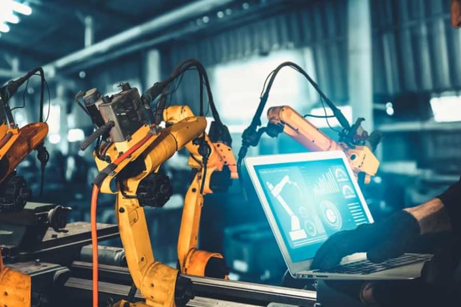 এ ক্ষেত্রে ২০১৮ সালের উদাহরণ দিয়েছেন আর্থিক বিশ্লেষকেরা। তখন ছিল প্রেসিডেন্ট হিসাবে ট্রাম্পের প্রথম শাসনকাল। সে বার আমদানি করা ধাতুর উপর ২৫ শতাংশ শুল্ক চাপান তিনি। মার্কিন সংবাদ সংস্থা ব্লুমবার্গের রিপোর্ট অনুযায়ী, এতে যুক্তরাষ্ট্রের অ্যালুমিনিয়ামের উৎপাদন ৩২ শতাংশ এবং ইস্পাত উৎপাদন ৩.৬ শতাংশ হ্রাস পেয়েছিল।