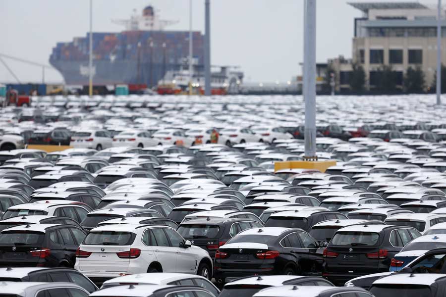 আমেরিকার গাড়ি নির্মাণকারী সংস্থাগুলি কাঁচামালের একাংশ মেক্সিকো এবং কানাডা থেকে আমদানি করে থাকে। শুল্কের জন্য সেগুলির দর চড়া হলে ঘরোয়া বাজারে বাড়বে গাড়ির দাম। সে ক্ষেত্রে গাড়ি বিক্রির সূচক নিম্নমুখী হওয়ার প্রবল আশঙ্কা রয়েছে। এই আশঙ্কা থেকে ইতিমধ্যেই পদক্ষেপ করতে শুরু করেছে একাধিক কোম্পানি।