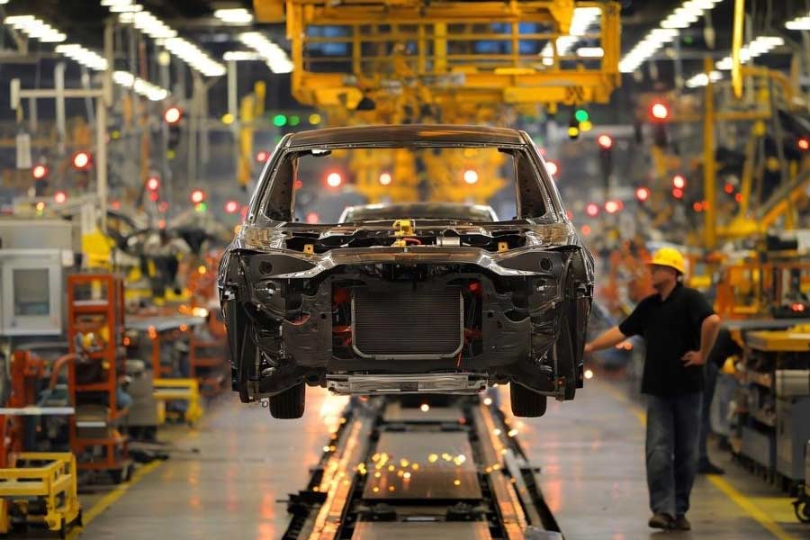 উদাহরণ হিসাবে ফোর্ডের কথাই বলা যেতে পারে। বিখ্যাত এই গাড়ি প্রস্তুতকারী সংস্থাটি কাঁচামাল এবং যন্ত্রাংশের ৩০ থেকে ৪০ শতাংশকে মজুত করার নির্দেশ দিয়েছে। কোকা কোলার আবার দাবি, অ্যালুমিনিয়ামের ক্যান ব্যয়বহুল হতে পারে। আর তাই আগামী দিনে প্লাস্টিকের বোতলে ঠান্ডা পানীয়টি বিক্রির উপর বেশি জোর দেওয়া হবে। এই সিদ্ধান্ত অবশ্য একেবারেই পরিবেশবান্ধব নয়।