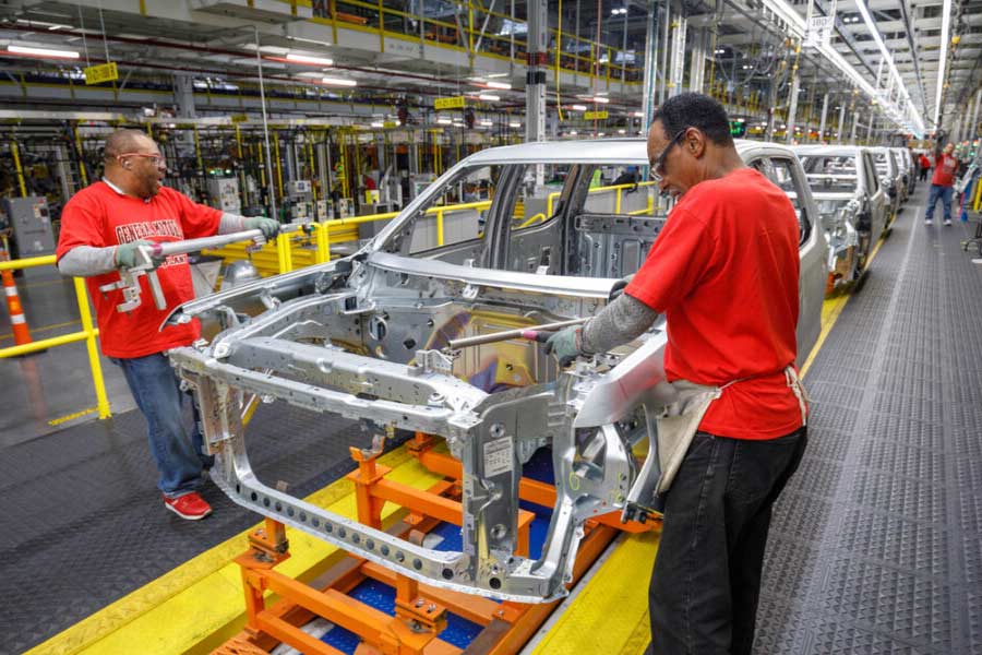 একই রকমের সিদ্ধান্ত নিয়েছে সুগন্ধি প্রস্তুতকারী মার্কিন সংস্থা কোটি। যুক্তরাষ্ট্রের উত্তর ক্যারোলিনায় সুগন্ধি উৎপাদন বৃদ্ধি করেছে তারা। গাড়ি প্রস্তুতকারী জেনারেল মোটরস আবার ট্রাম্পের শুল্ক নীতির ফলে খরচ কামানোর দিকে নজর দিয়েছে. ফলে সেখানে ছাঁটাইয়ের আশঙ্কা তীব্র হয়েছে।