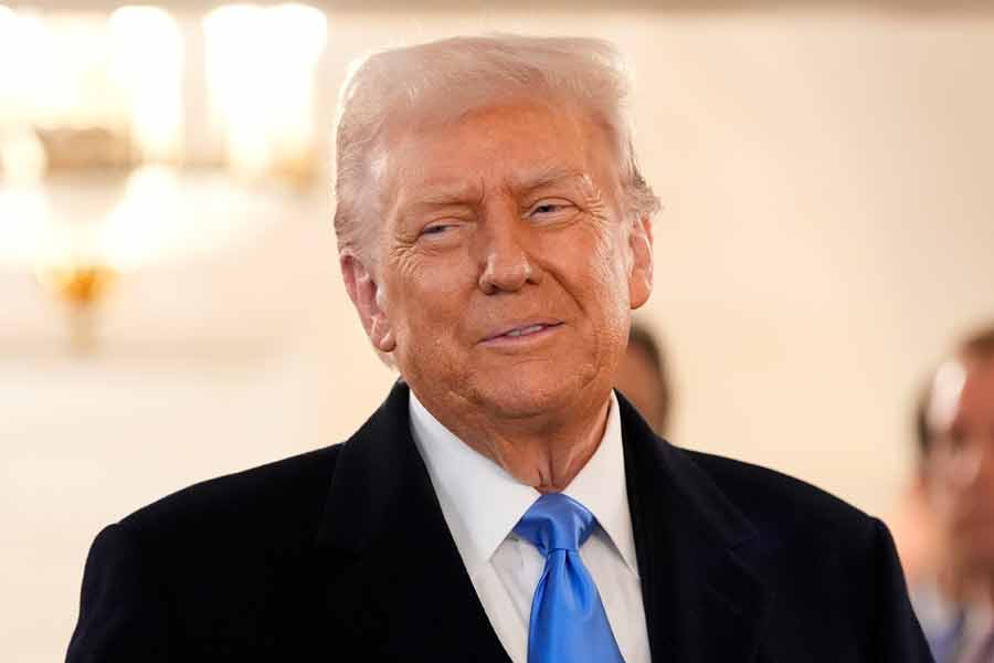  চলতি বছরের ২০ জানুয়ারি প্রেসিডেন্ট হিসাবে শপথ নেন ট্রাম্প। এর পরই কানাডা এবং মেক্সিকোর উপর ২৫ শতাংশ শুল্ক আরোপ করেন তিনি। চিনের উপর চাপান ১০ শতাংশ শুল্ক। ইস্পাত এবং অ্যালমুনিয়াম আমদানির ক্ষেত্রে ২৫ শতাংশ শুল্কের কথা ঘোষণা করেছেন তিনি।