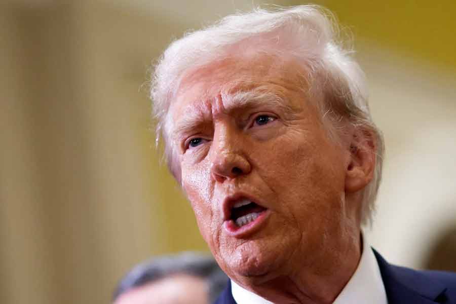 এই আবহে আবার পারস্পরিক শুল্ক নীতি চালু করা হুমকি দিয়েছেন মার্কিন প্রেসিডেন্ট। ১৩ ফেব্রুয়ারি তিনি বলেন, ‘‘যে দেশ আমাদের পণ্যের উপর ঠিক যতটা শুল্ক নেবে, আমরাও তাদের ক্ষেত্রে সমপরিমাণ শুল্ক আরোপ করব। আন্তর্জাতিক বাণিজ্যের ক্ষেত্রে এতে ন্যায় প্রতিষ্ঠা হবে।’’ এই লক্ষ্যে ইতিমধ্যেই যুক্তরাষ্ট্রের বাণিজ্য মন্ত্রক কাজ শুরু করে দিয়েছে বলে জানা গিয়েছে। যদিও পারস্পরিক শুল্ক কবে থেকে চালু হবে, তা এখনও স্পষ্ট নয়।