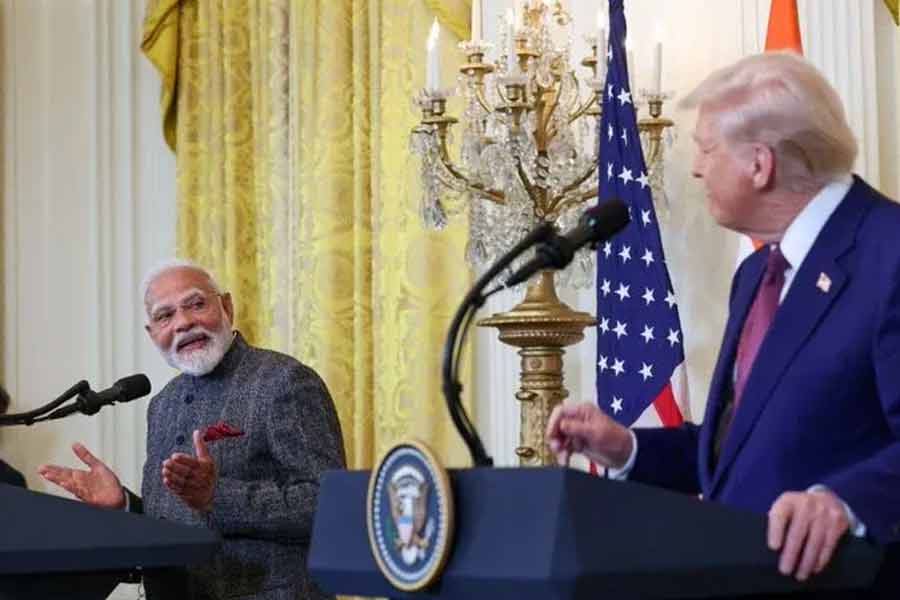 একই ভাবে এ বারও মেক্সিকো, কানাডা, ইউরোপীয় ইউনিয়ন, জাপান এবং অস্ট্রেলিয়া আমেরিকার সঙ্গে বাণিজ্যের ক্ষেত্রে শুল্কে অব্যাহতি চেয়েছে। সদ্য আমেরিকা সফর সেরে দেশে ফিরেছেন প্রধানমন্ত্রী নরেন্দ্র মোদী। ওয়াশিংটনে প্রেসিডেন্ট ট্রাম্পের সঙ্গে দ্বিপাক্ষিক বৈঠক করেন তিনি।