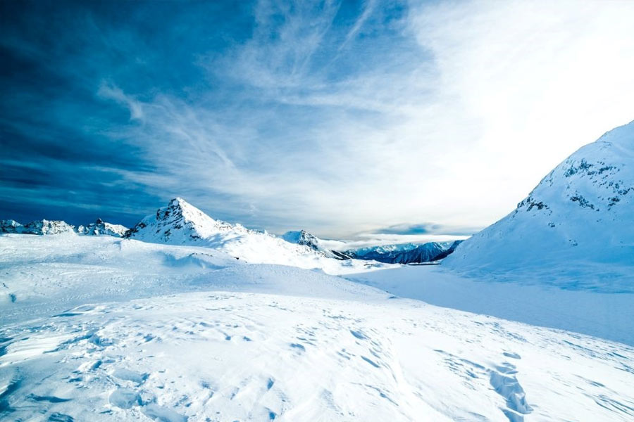 লিঙ্কনের অ্যান্টার্কটিকায় পর্বতমালা আবিষ্কার কম রোমাঞ্চকর নয়। প্রথম বিশ্বযুদ্ধের সময়ে মার্কিন সেনাদলে যোগ দেন তিনি। সেখানেই নেন বিমান চালানোর প্রশিক্ষণ। গত শতাব্দীর ৩০-এর দশকে ডান্ডি দ্বীপ থেকে রস আইস শেল্‌ফের দিকে উড়োজাহাজ নিয়ে উড়ে যাওয়ার সময়ে বিপাকে পড়েন তিনি। হঠাৎ করে বিমানের জ্বালানি ফুরিয়ে যাওয়ায় রিচার্ড বার্ডের তৈরি লিটল আমেরিকা ক্যাম্পের কাছে অবতরণ করতে বাধ্য হন তিনি।