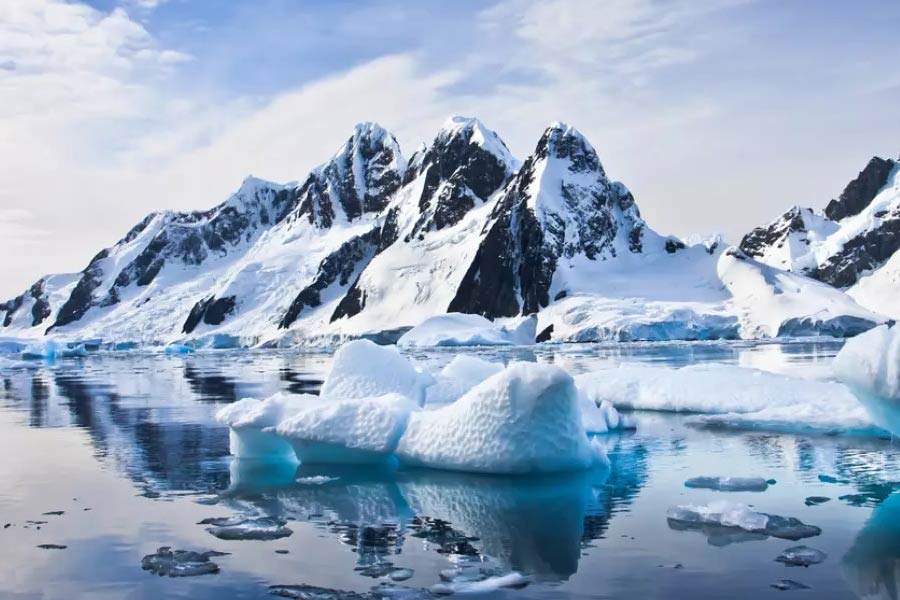 প্রসঙ্গত, উড়োজাহাজ নিয়ে ওড়ার সময়েই অ্যান্টার্কটিকার রস আইস শেল্‌ফের কাছে নতুন পর্বতমালা দেখতে পান লিঙ্কন। তবে বেতারযন্ত্রটি খারাপ হয়ে যাওয়ায় সঙ্গে সঙ্গে সেই খবর বেস ক্যাম্পে পাঠাতে পারেননি তিনি। লিঙ্কন অবশ্য ওই পর্বতমালার নাম দিয়েছিলেন সেন্টিনেল রেঞ্জ। কিন্তু কিছু দিনের মধ্যেই সেটা বদলে দেওয়া হয়।