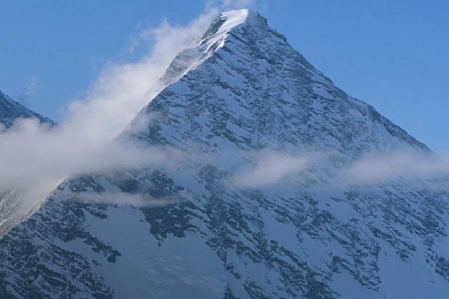 ভূবিজ্ঞানীদের দেওয়া তথ্য অনুযায়ী, এল্‌সওয়ার্থ পর্বতমালায় সারা বছর গড় তাপমাত্রা থাকে হিমাঙ্কের ৩০ ডিগ্রি নীচে। খুব অল্প সময়ের জন্য সেখানে পা রাখতে পারেন দুঃসাহসী অভিযাত্রীরা। সাধারণত, সেটা নভেম্বর থেকে জানুয়ারি, বছরের এই তিন মাসের মধ্যে হয়ে থাকে। 