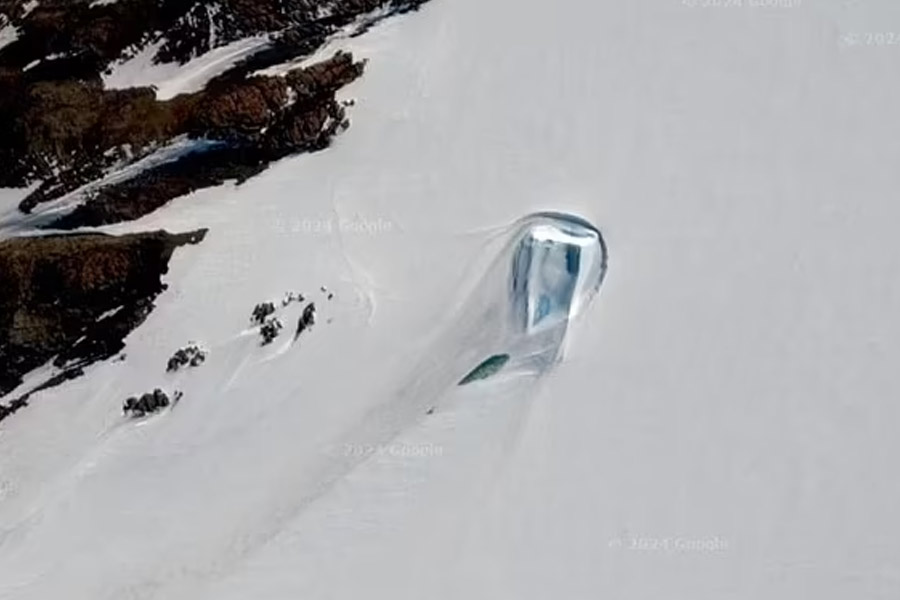 এ-হেন এল্‌সওয়ার্থ পর্বতমালায় ‘পিরামিড’-এর হদিস মিলতেই বিশ্ব জুড়ে ছড়িয়ে পড়ে ‘ষড়যন্ত্রের তত্ত্ব’। কেউ কেউ বলতে শুরু করেন, মিশর থেকে সেগুলিকে অ্যান্টার্কটিকায় নিয়ে যাওয়া হয়েছে। অনেকে আরও এক ধাপ এগিয়ে সেগুলিকে জার্মানির বাভারিয়ায় আডাম ভাইসহাউপ্ট প্রতিষ্ঠিত গুপ্ত সংগঠন ‘ইলুমিনাটি’র তৈরি আস্তানা বলে প্রচার চালাতে থাকেন।