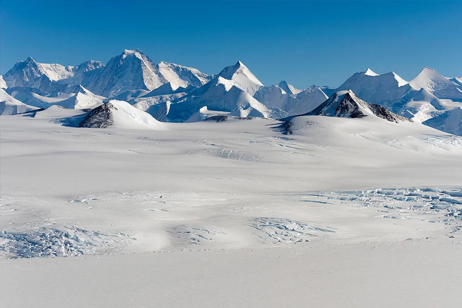 ‘ষড়যন্ত্রের তত্ত্ব’-এর একাংশের আবার ধারণা, প্রাগৈতিহাসিক যুগে ব্রাজ়িলের আমাজ়নের মতো দুর্ভেদ্য বৃষ্টি অরণ্যে ঢাকা ছিল অ্যান্টার্কটিকা। সেই সময়ে সেখানে পিরামিড আকারের ওই কাঠামোগুলি তৈরি করা হয়। এগুলির সঙ্গে প্রায় ১০ হাজার বছরের প্রাচীন সভ্যতার সম্পর্ক রয়েছে বলে দাবি করেছেন তাঁরা।