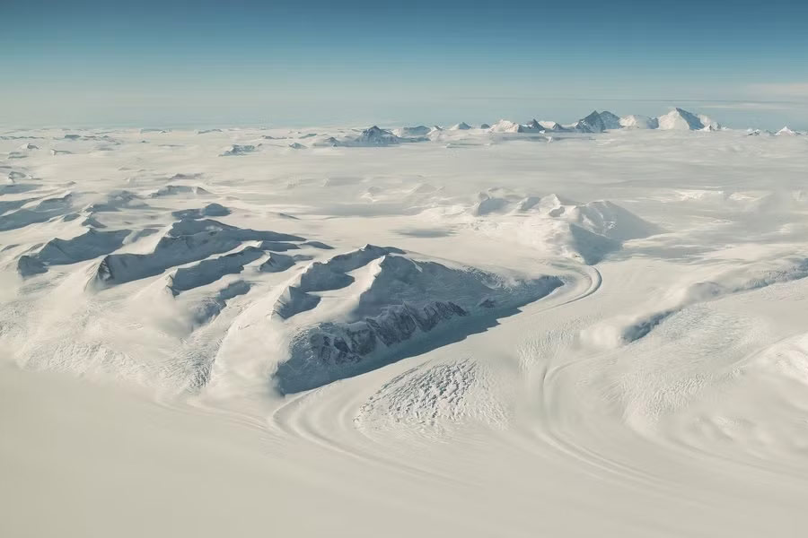 কিন্তু আধুনিক গবেষকেরা এই তত্ত্ব মানতে নারাজ। তাঁদের দাবি, এল্‌সওয়ার্থ পর্বতমালায় হিমবাহের মিলনের জেরে তৈরি হয়েছে ওই ত্রিভুজাকার পিরামিড সদৃশ চূড়া। এর সঙ্গে প্রাগৈতিহাসিক যুগের কোনও সম্পর্ক নেই। গোটা বিষয়টিকে তাঁরা ‘প্রকৃতির খেলা’ বলে উল্লেখ করেছেন।