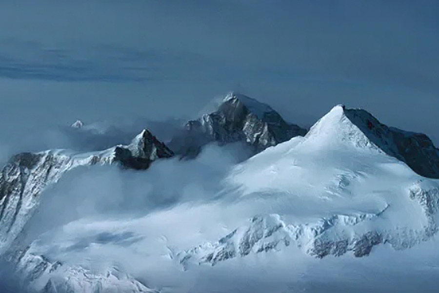 এ ছাড়া আরও কয়েকটি কারণের কথা বলেছেন ভূবিজ্ঞানীরা। তাঁদের দাবি, বরফে ঢাকা মহাদেশটিতে অনেক সময়ে দুই বা তার বেশি হিমবাহের মিলন দেখতে পাওয়া যায়। সেই সময়কার ঘর্ষণেও পাহাড়ের আকার পিরামিডের মতো হতে পারে। তবে বেশির ভাগ ক্ষেত্রে একটি কেন্দ্রীয় বিন্দু থেকে বিচ্ছিন্ন হয়ে যাওয়া একাধিক হিমবাহের তীব্র বৃত্তাকার ক্ষয়ের কারণে এগুলি তৈরি হয়েছে বলে মনে করা হচ্ছে।   