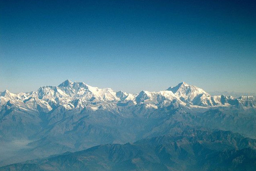ইউরোপের সুইৎজ়ারল্যান্ড এবং ইটালি সীমান্তে আল্পস পর্বতমালায় রয়েছে সুবিখ্যাত ম্যাটারহর্ন শৃঙ্গ। এই চূড়াটিও নিখুঁত ভাবে ত্রিভুজ আকার নিয়ে বছরের পর বছর ধরে ওই এলাকায় দাঁড়িয়ে রয়েছে। এর নেপথ্যেও হিমবাহের ধর্ষণ বা বৃত্তাকার ক্ষয়কেই দায়ী করে থাকেন ভূবিজ্ঞানীরা। তাঁদের কথায়, অ্যান্টার্কটিকাতেও একই ঘটনা ঘটেছে।