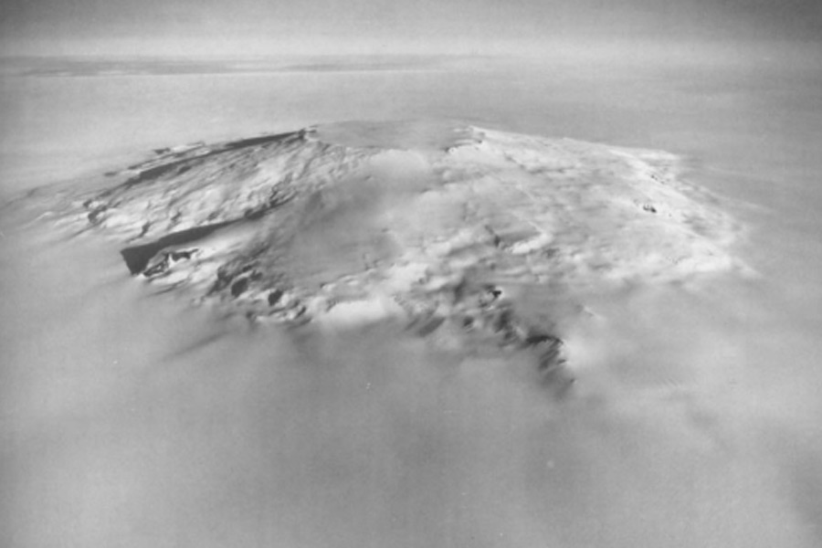পিরামিডের জন্ম মিশরে হলেও দেশটির বাইরেও এর হদিস পাওয়া গিয়েছে। তবে সেগুলি সবই মিশরীয় সভ্যতার চারণভূমিতে। উত্তর আফ্রিকার ওই এলাকা থেকে বহু দূরে আর কোথাও কোনও পিরামিড খুঁজে পাননি প্রত্নতাত্ত্বিকেরা। আন্টার্কটিকার মতো কঠিন প্রাকৃতিক পরিবেশে সেগুলি থাকতেই পারে না বলে স্পষ্ট করেছেন তাঁরা।