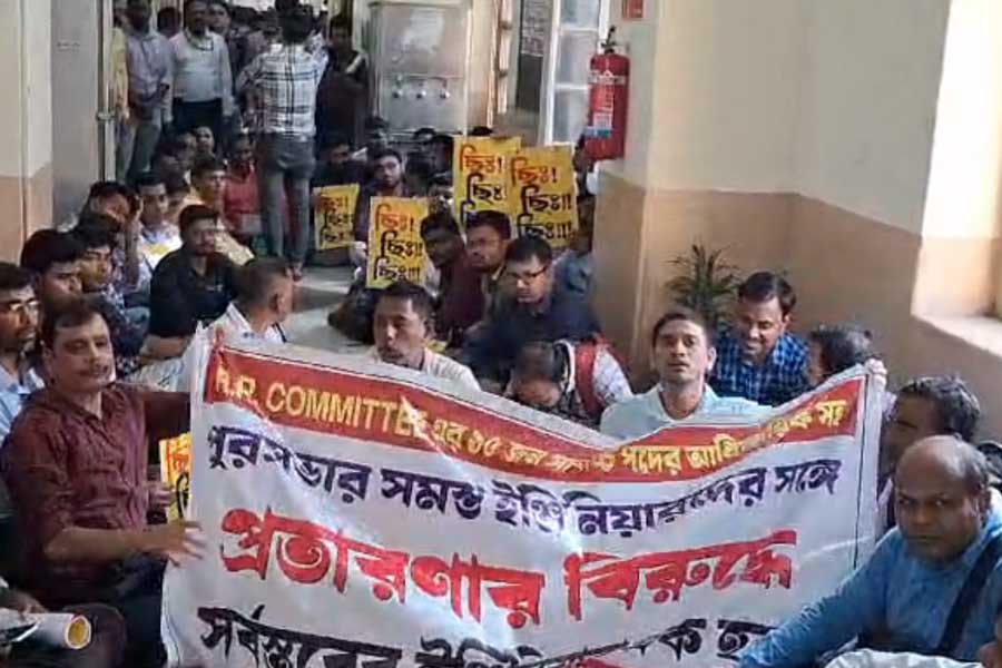 পুরসভায় বিক্ষোভে ইঞ্জিনিয়ারেরা।