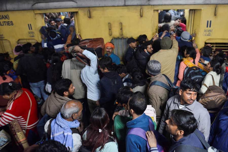 নয়াদিল্লি স্টেশনে যাত্রীদের ট্রেনে ওঠার ভিড়।